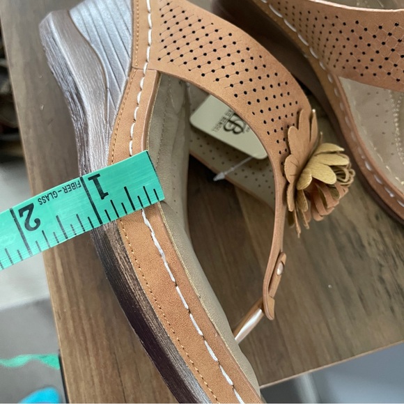 NEW Alexis Bendel Women's Mid-Heel Comfort Flower Thong Wedge tan - Picture 7 of 10